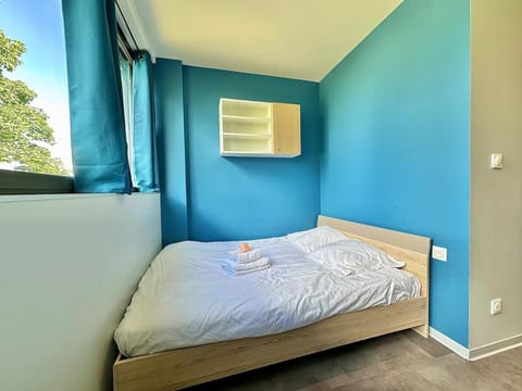 Bed, Photo of the whole room, Bedroom, towels