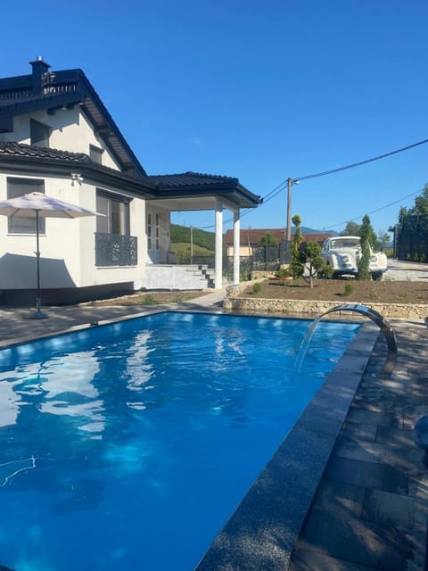 Property building, Day, Pool view, Swimming pool, sunbed