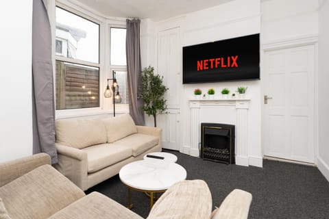 Open Mind Property - 9 Guests & Free Parking Apartment in Portsmouth