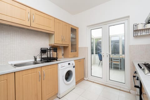 Open Mind Property - 9 Guests & Free Parking Apartment in Portsmouth