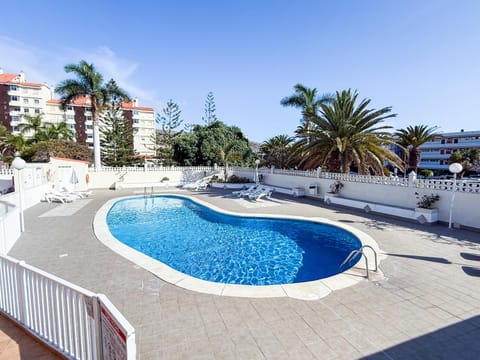Pool view, Swimming pool, sunbed