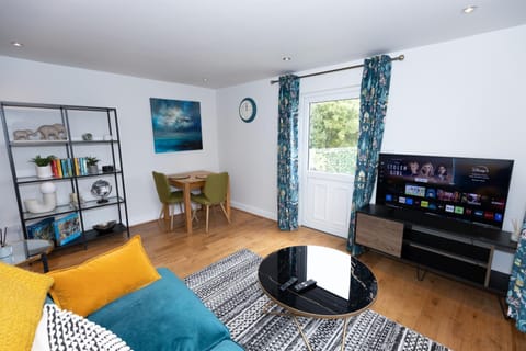 Communal lounge/ TV room, TV and multimedia, Living room, Seating area, Evening entertainment