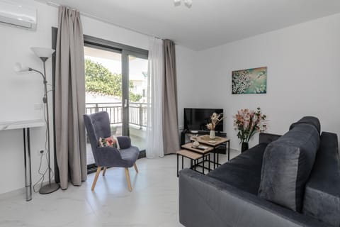 Communal lounge/ TV room, TV and multimedia, Living room, Seating area, Dining area, Evening entertainment, air conditioner
