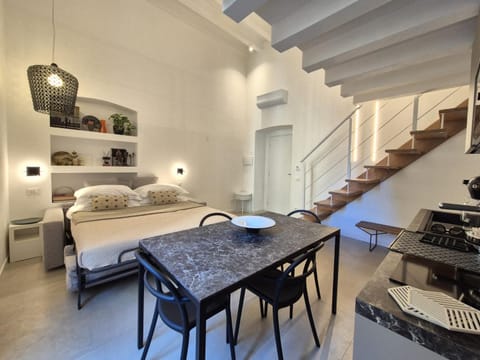 Bed, Kitchen or kitchenette, Living room, Seating area, Dining area