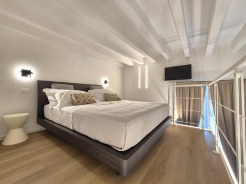 Bed, TV and multimedia, Photo of the whole room, Bedroom