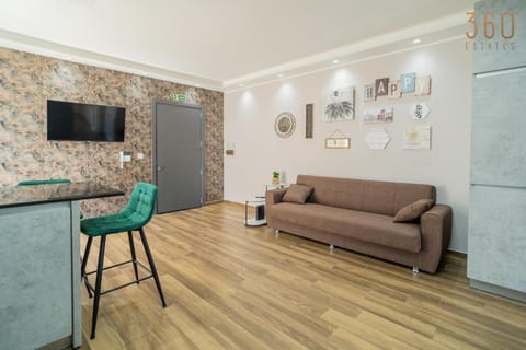 Communal lounge/ TV room, TV and multimedia, Kitchen or kitchenette, Living room, Seating area, Dining area, Evening entertainment, oven
