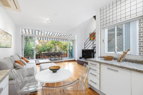 Communal lounge/ TV room, TV and multimedia, Balcony/Terrace, Kitchen or kitchenette, Living room, Seating area, Dining area, Evening entertainment
