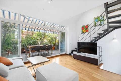 Communal lounge/ TV room, TV and multimedia, Balcony/Terrace, Balcony/Terrace, Living room, Seating area, Evening entertainment