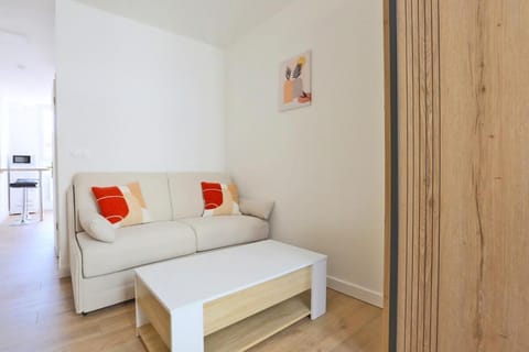 Bed, Living room, Seating area