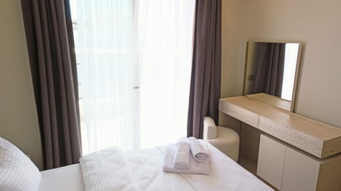 Bed, Bedroom, towels