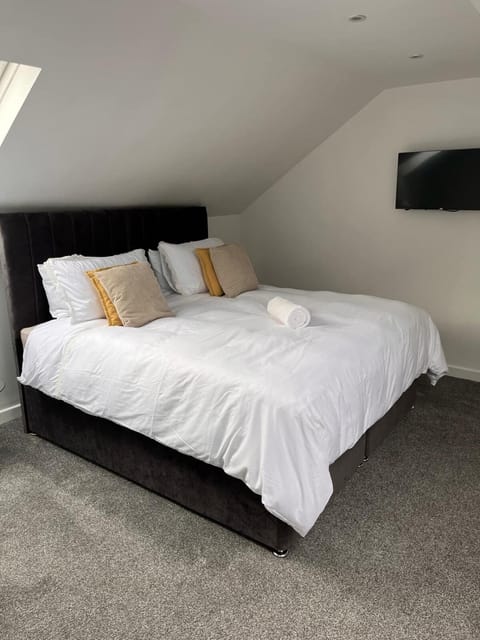 Bed, TV and multimedia, Bedroom