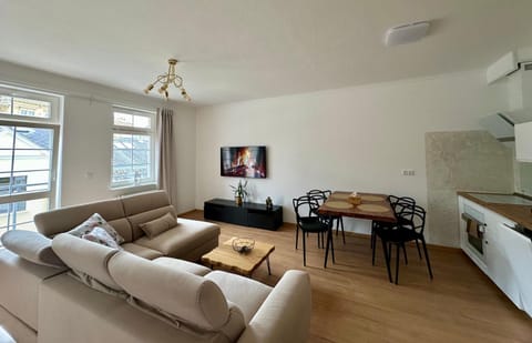 TV and multimedia, Kitchen or kitchenette, Living room, Seating area, Dining area