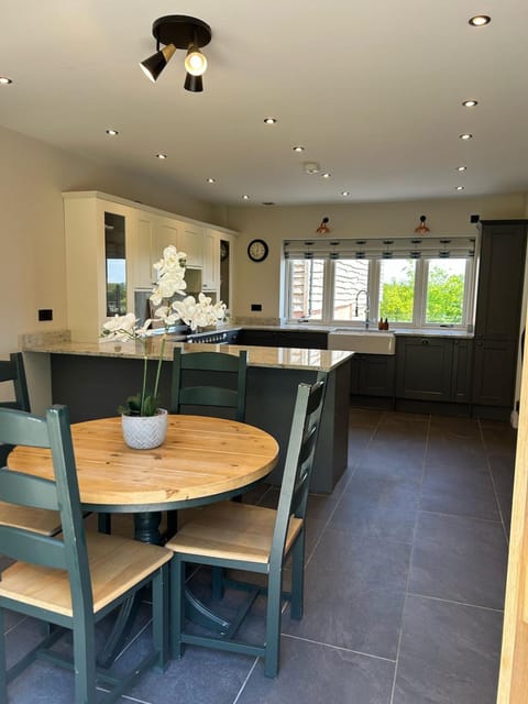 Kitchen or kitchenette, Seating area, Dining area