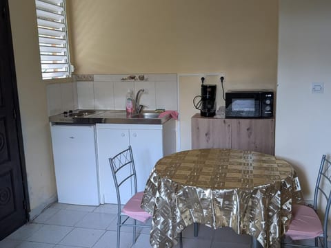 Coffee/tea facilities, Kitchen or kitchenette, Dining area, oven, stove