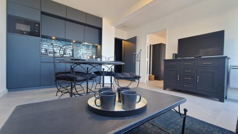 TV and multimedia, Kitchen or kitchenette, Living room, Seating area, Dining area