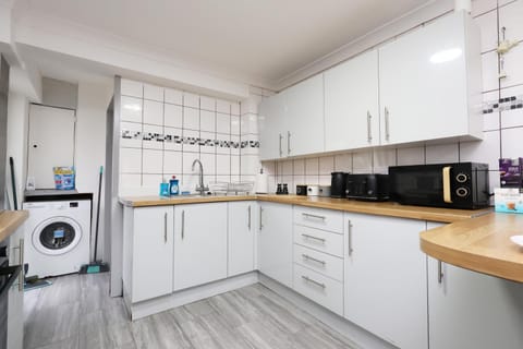 Spacious 4BR House By Homesy Short Lets & Serviced Accommodation Cardiff With Free Parking & WiFi House in Cardiff