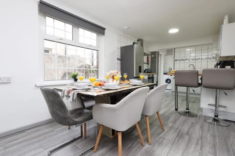 Spacious 4BR House By Homesy Short Lets & Serviced Accommodation Cardiff With Free Parking & WiFi House in Cardiff