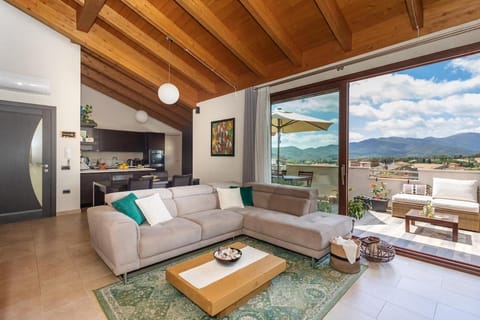 Balcony/Terrace, Living room, Dining area, Mountain view