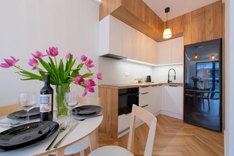 Kitchen or kitchenette, Dining area, stove