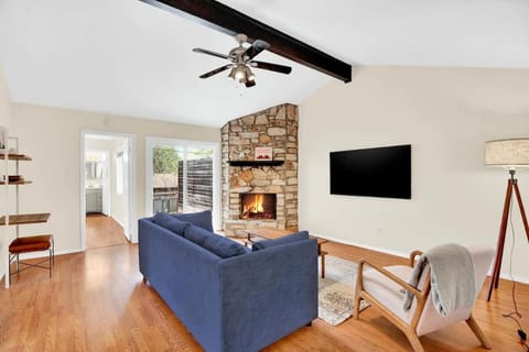 2BR 2BA Cozy Bungalow with Backyard in Montclaire - Zilker Area House in Zilker