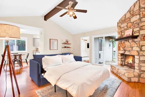 2BR 2BA Cozy Bungalow with Backyard in Montclaire - Zilker Area House in Zilker