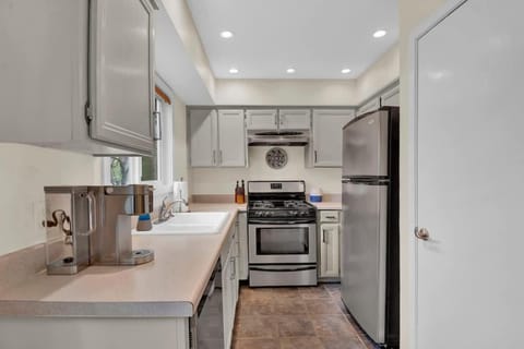 2BR 2BA Cozy Bungalow with Backyard in Montclaire - Zilker Area House in Zilker