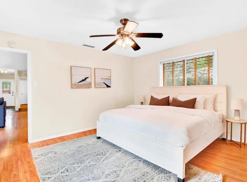 2BR 2BA Cozy Bungalow with Backyard in Montclaire - Zilker Area House in Zilker