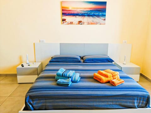 Bed, Photo of the whole room, Bedroom, furniture, towels