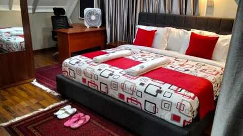 Bed, Photo of the whole room, Bedroom, towels