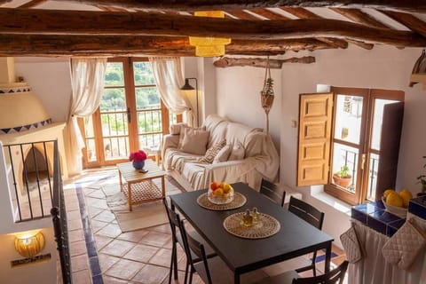 Living room, Seating area, Dining area, fireplace