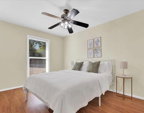 Zilker Home 3 Bedroom 2 Bath with Backyard House in Zilker