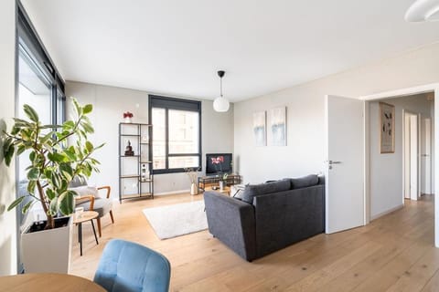 Basel-Tram 8-Tristate-Bridge-Riverview Apartment in Weil am Rhein