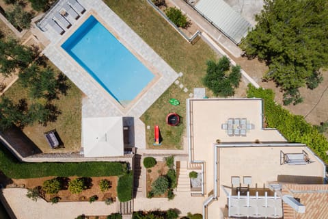 Property building, Day, Natural landscape, Bird's eye view, Garden, Garden view, Pool view, Swimming pool, sunbed