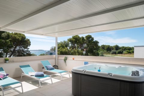 Hot Tub, Balcony/Terrace, sunbed