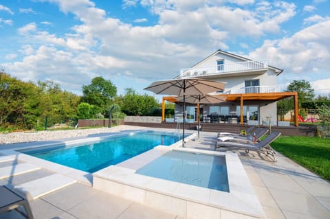 Property building, Patio, Garden, Garden view, Pool view, Swimming pool, Swimming pool, sunbed
