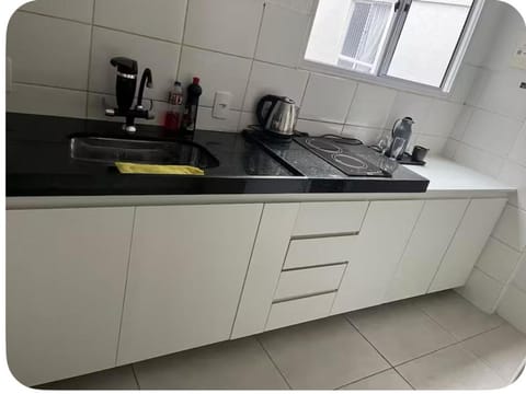 Coffee/tea facilities, Kitchen or kitchenette, stove