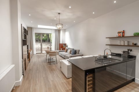 TV and multimedia, Kitchen or kitchenette, Living room, Seating area, Dining area, pet friendly, stove