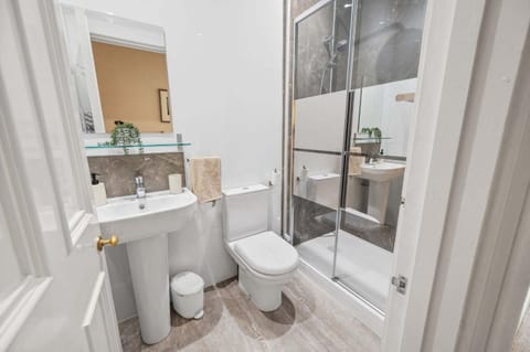 Shower, Toilet, Bathroom, towels