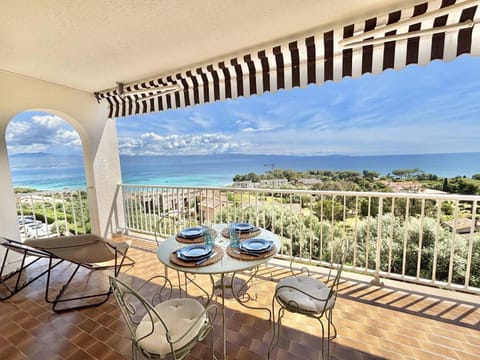 View (from property/room), Balcony/Terrace, Dining area, Sea view