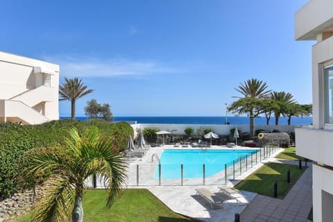 Day, Swimming pool, sunbed