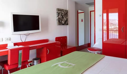 Bed, TV and multimedia, Bedroom