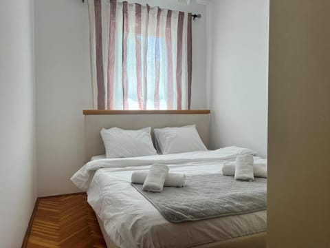 Bed, towels
