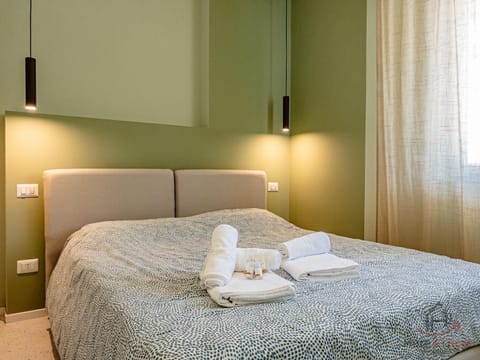 Bed, Bedroom, towels