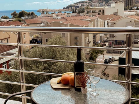 Natural landscape, View (from property/room), Food and drinks, Sea view