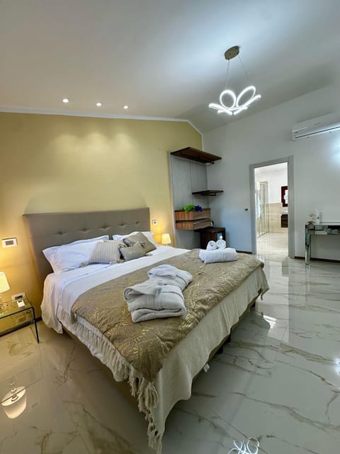 Photo of the whole room, Bedroom, towels