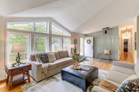 Walk to River Loudonville Retreat with Hot Tub! House in Ohio