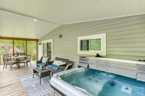 Walk to River Loudonville Retreat with Hot Tub! House in Ohio