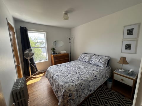 Photo of the whole room, Bedroom, cot
