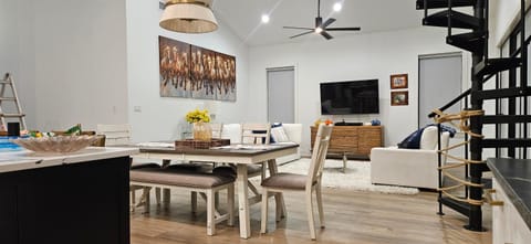 TV and multimedia, Living room, Seating area, Dining area