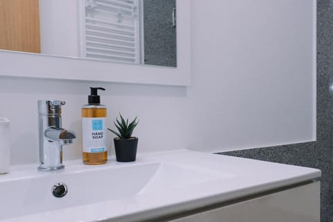 Piscina y garaje cerca del centro by CABANA Rentals Apartment in Vigo